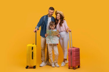 Üç kişilik neşeli bir aile tatil maceralarını planlarken, elinde bir harita tutan küçük bir çocuk heyecanlı bir şekilde ailesinin renkli bavullar taşıdığı bir yeri işaret ediyor.