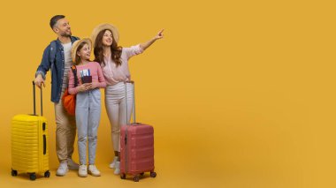 Üç kişilik heyecanlı aile tatil için hazır, baba, kız ve anne birbirlerine yakın duruyorlar, bavullar hazır. Anne fotokopi alanındaki mesafeyi işaret ediyor.