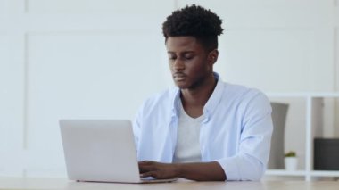 Sosyal medya ağının içeriğini yöneten genç adam, akıllı telefonunun ekranında bilgi arıyor, kapatıyor