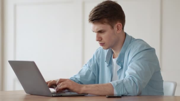 Системная Ошибка Молодой Разочарованный Человек Смотрит Ноутбук Имеет Проблемы Работой — стоковое видео