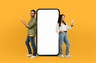 Mutlu milenyum çifti, akıllı telefonun başında boş bir ekranla teknoloji meraklısı bir neslin sinyalini veriyor..