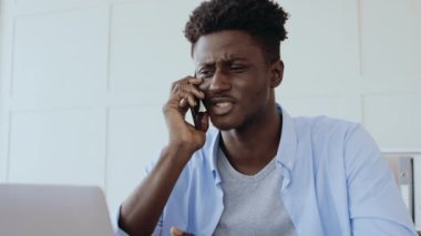Tedarikçilerle ilgili sorunlar. Duygusal Afrikalı iş adamı eşleriyle telefonda tartışıyor, nakliye sorunları yaşıyor.