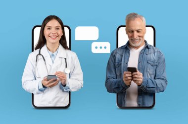 Bir kadın doktor ve yaşlı bir adam akıllı telefonlarını kullanarak çevrimiçi bir tıbbi konsültasyona giriyorlar. Her ikisi de gülümsüyor, açık mavi arkaplan arasında başarılı bir sanal etkileşim olduğunu gösteriyor..