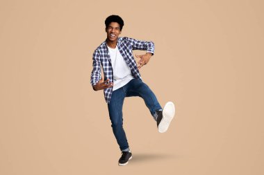 Mutlu afrikalı-amerikalı adam eğleniyor, tam uzunlukta, beyaz stüdyo arka plan