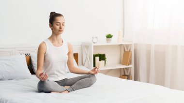 Sabah meditasyonu. Sabah Yoga Çalışan Kadın, Yatakta Oturan, Boş Alan