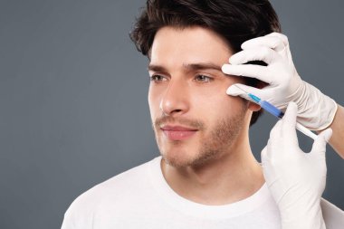 Erkekler için güzellik enjeksiyonu. Bin yıllık adam yüz kırışıklıkları, boş alan dolgu ameliyatı oluyor