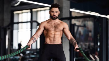 Savaş halatları ile egzersiz çıplak gövde ile Kaslı adam, crossfit eğitim konsepti