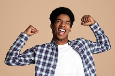 Sleepy Teen Guy Germe Geri ve Erken Sabah için Esneme, Beyaz Arka Plan