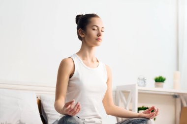 Sakin sabahlar. Kadın lotus pozisyonda yoga yapıyor, sabah meditasyon, boş alan