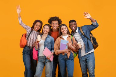 Sarı arkaplan önünde beş kişilik bir grup. Hepsi gülümsüyor ve el sallıyor, bazıları kahve fincanları tutuyor ve diğerleri kitap tutuyor. Muhtemelen heyecanlıdırlar.