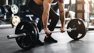 Sert kuvvet egzersiz. Kas halterci spor salonu katında ağır halter kaldırma, boş alan