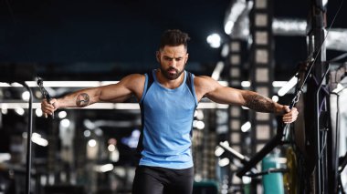 Yakışıklı odaklı vücut geliştirmeci spor salonunda egzersiz kadar iterek dışarı çalışma, spor motivasyon posteri