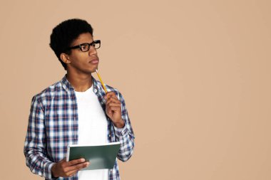 Test, Beyaz Stüdyo Arka Plan Hakkında Düşünme Afrikalı-Amerikalı Düşünceli Nerd