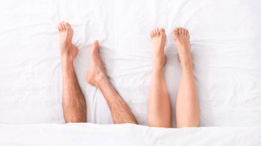 Ayakları beyaz çarşafların altından sarkan bir çift bacağının yukarıdan görünüşü. Sabah ışığı sahneyi aydınlatıyor. Huzurlu ve samimi bir anı çağrıştırıyor..