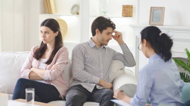 Hüsrana uğramış bir adam ve bir kadın koltukta oturup bir terapistle sohbet ediyorlar. Terapist, çift bir terapi seansında düşüncelerini ve hislerini konuşurken dikkatle dinler..