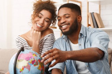 Afrikalı-Amerikalı Çift seyahat hayal, Küre seyir ve tatil için yer seçimi