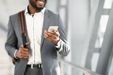 Yatılı'yı bekliyorum. Havaalanı Terminalinde Telefon Kullanan İşadamı, Kırpma, Boş Alan