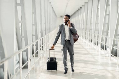 Her zaman temas halinde. Girişimci Telefonda Konuşuyor, Havaalanında Yürüyor