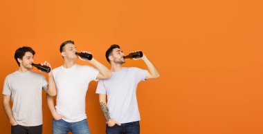 Üç Avrupalı erkek birlikte soda içmeyi, arkadaşlığı ve boş zamanları simgeliyor, boşluğu kopyalamayı seviyor.