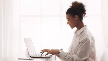 Karşı pencere klavye yazarak dizüstü bilgisayarda çalışan serbest meslek sahibi kadın