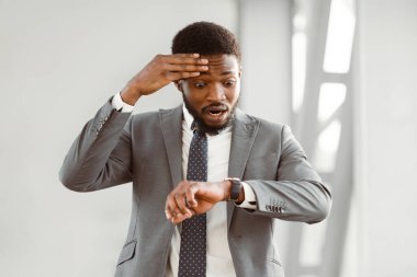 Gecikmeli uçuş. Havaalanı terminalinde onun saatine bakarak işadamı