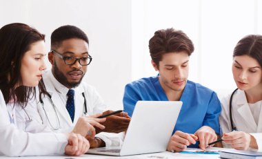 Hastane 'de Tıbbi Ekip Toplantısı ve Tedavi Soruları, Laptop