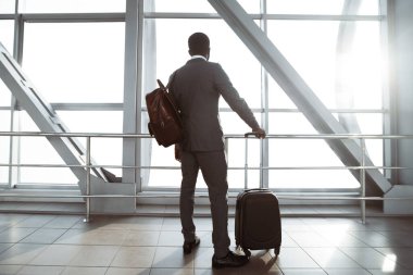 İş Gezisi. Afro İşadamı Havaalanı Terminal Biniş Kapısı Pencereden Bakıyor, Boş Alan