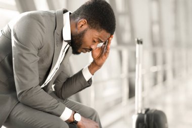 Ulaşımla ilgili bir sorun var. İşadamı Uçuşa Geç, Havalimanında Bavuluyla Oturuyor