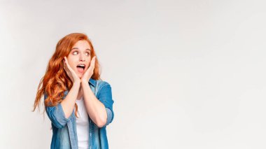 Bir kadın, yüzünde şok olmuş bir bakışla, kaşlarını kaldırmış ve ağzını hafifçe açmış bir şekilde gösterilir. Gözleri geniş, şaşkınlık ve şaşkınlığı simgeliyor, kopyalama alanı.