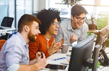 Başarılı bir iş. Üç genç erkek zevk iyi kodlama iş üzerinde bilgisayar monitör içinde modern ofis, Panorama