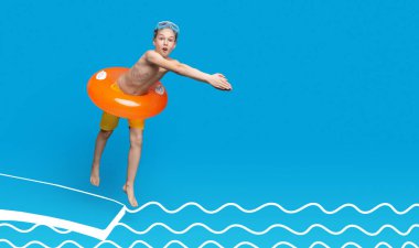 Yüzme havuzu, mavi stüdyo arka plan içine dalış hakkında şişme halka genç çocuk