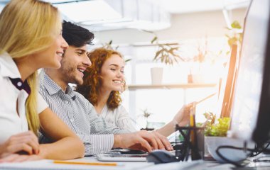 Genç yaratıcı ekip yeni pazarlama stratejilerini tartışıyor, ofiste birlikte oturuyorlar, boş alanlar.