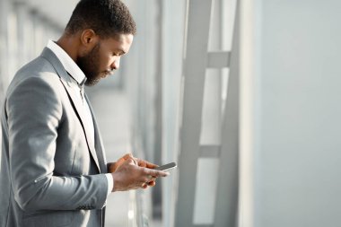 Telefonda Mesaj Laşma, Havaalanında Kalkış ı Beklerken, Boş Alan, Yan Görünüm