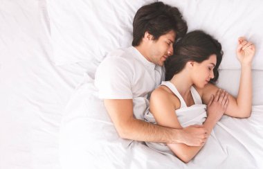 Bir erkek ve bir kadın yatakta uyur, kolları birbirine dolanır. Adam dışarıda, kadın da içeride. - Ne? Gözleri kapalı ve ikisi de uyuyor, kopyalama uzayı