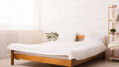 Yatak odasındaki pencerenin yanına bir yatak yerleştirilir. Oda pencereden süzülen doğal ışıkla aydınlatılıyor. Yatak temiz çarşaf ve yastıklardan yapılır.