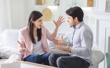 Bir kadın ve bir erkek oturma odasındaki koltukta hararetli bir tartışmaya girerler. Hüsrana uğramış görünüyorlar ve konuşurken özellikle işaret ediyorlar..