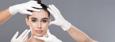 Modern güzellik kavramı. Güzel kadın kozmetik kliniğinde tedavi görüyor onun görünümünü değiştirme