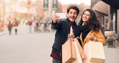 Alışveriş merkezinde alışveriş sonra moda günlüğü için çift kayıt video, açık havada yürüyüş