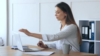 Profesyonel patinaj. İşi bitirdikten sonra iş yerinde sıkıcı bir iş kadını.