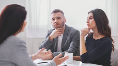 Bir çift, bir ofis ortamında mali danışmanın karşısında oturup mali durumlarını tartışıyor. Doğrudan onlarla konuşan danışmanı dikkatle dinliyormuş gibi görünüyorlar..