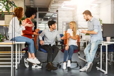 Açık Planlı Çalışma Alanında Çeşitli Profesyoneller Stratejisi: Açık planlı bir çalışma alanında yenilikçi fikirleri paylaşan çeşitli profesyoneller grubu, kapsayıcı ve enerjik bir takım dinamiğini teşvik ediyor.