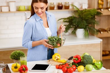 Kadın Yemek Salatası, Tablet 'te Tarif Aranıyor.