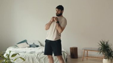 Milenyum çocuğu evde antrenman yapıyor, vücudunu ısıtıyor, kalça egzersizi yapıyor.