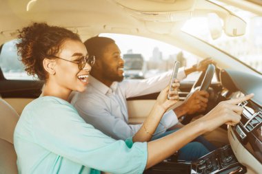 Birlikte seyahat edin. Afrikalı Amerikalı Çift Navigator Sistemi Kullanıyor, Sürücü Aracı