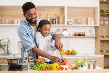 Siyah bir baba kızına mutfak becerileri öğretir. Aile ve babalığı kutlar ve birlikte sağlıklı bir yemek hazırlar.