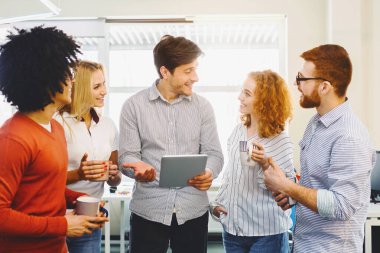 Farklı bireylerden oluşan bir grup, hem erkek hem de kadın, birbirlerine dönük bir çember oluşturuyorlar. Çeşitli mimikler ve ifadeler sergileyerek sohbete ya da tartışmaya dalmışlar.