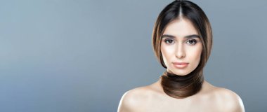 Sağlıklı güçlü uzun saçlı. Şampuan ve doğal saç bakım. Eşarp olarak boynuna uzun sağlıklı saçlı genç kadın