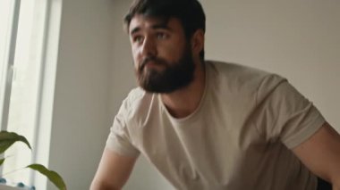 Antrenman için şınav. Evde çalışan genç adamın portresi, yakın çekim.
