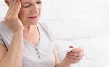 Yaşlı kadın elinde bir termometre tutarken görülmüş. Muhtemelen ateşini ya da hastalığını kontrol ediyormuş.