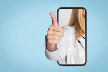 Akıllı telefon ekranından bir doktor eli beliriyor, baş parmak işareti yapıyor. Bu görüntü, modern sağlık hizmetlerinin ve iletişim ve hasta bakımı için teknolojinin kullanımının bir göstergesidir..